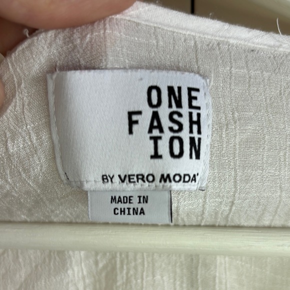 Vero Moda White Ruffled Blouse - Picture 2 of 3